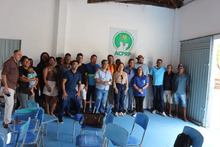 Diretora-presidente do SAAE discute melhorias no abastecimento de água com moradores e lideranças do Distrito de Pinhões