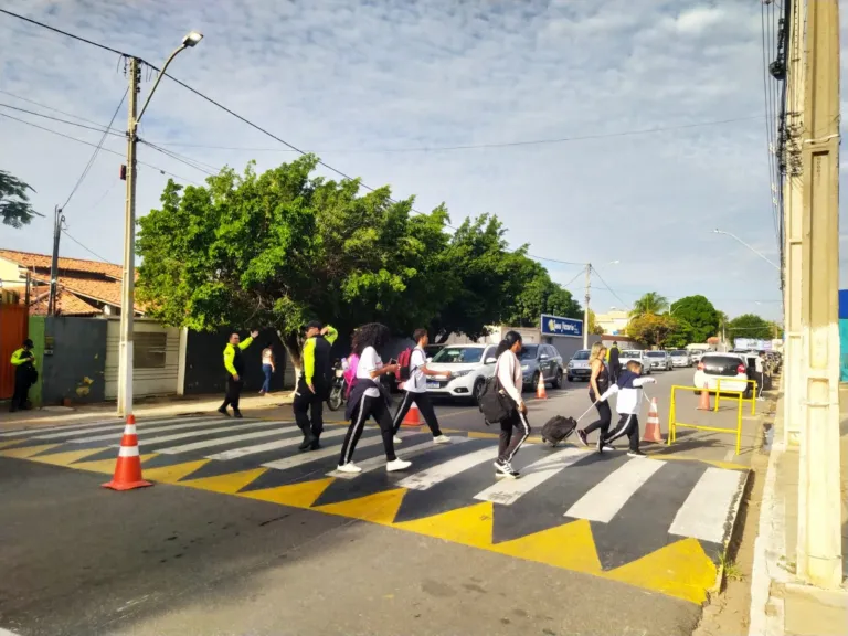 Prefeitura de Juazeiro realiza campanha de conscientização no trânsito durante a volta às aulas
