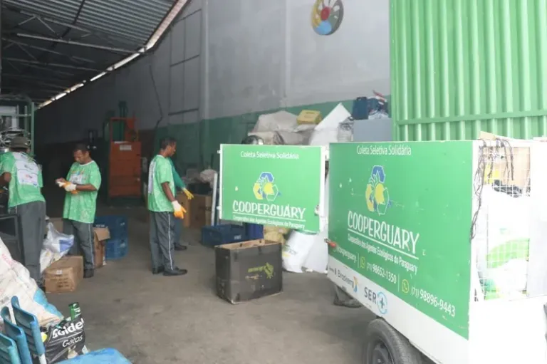 Profissionais autônomos da coleta seletiva recebem equipamentos de proteção durante o Carnaval em Periperi