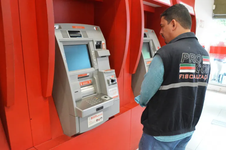 Procon intensifica fiscalização em agências bancárias e notificação de empresas