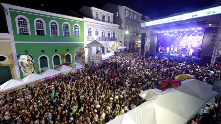 Governador prestigia abertura do Carnaval no Pelô