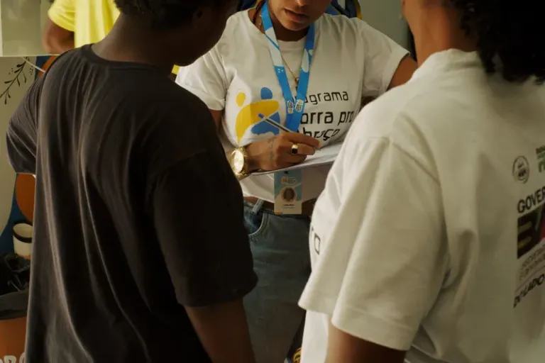 “Corra pro Abraço” leva cuidado e atenção a pessoas em situação de vulnerabilidade durante o Carnavalas