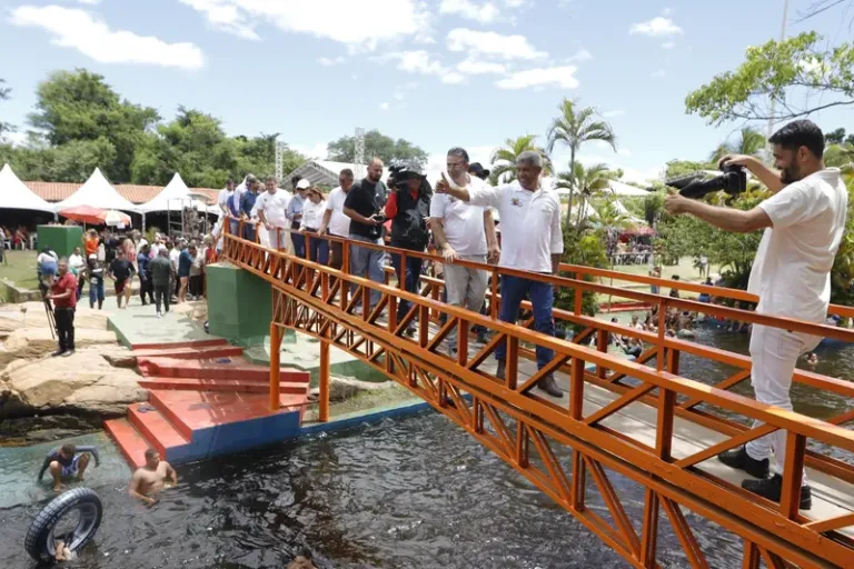 No Carnaval, Governo do Estado entrega pavimentação e viatura em Paramirim