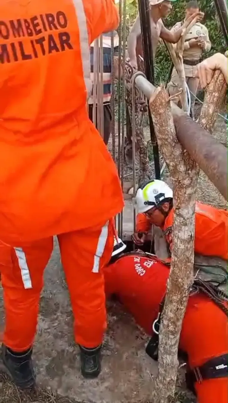 Bombeiros resgatam pai e filho após queda em poço com 10 metros em São Gonçalo dos Campos