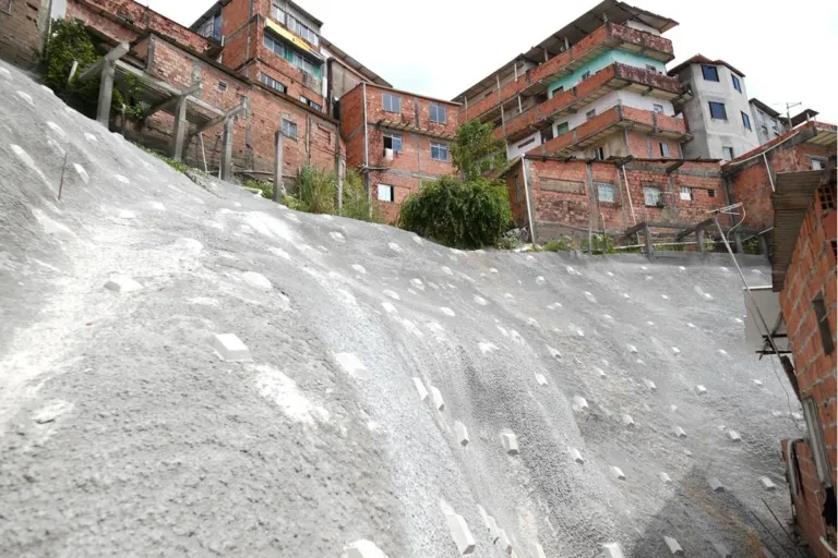 Com investimento de R$ 3,2 milhões, contenção de encosta entregue pela Prefeitura traz segurança a moradores de São Marcos