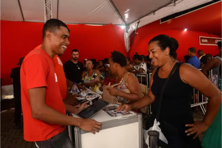 Prefeitura entrega kits de trabalho e cartão de transporte a ambulantes que atuarão no Circuito Osmar