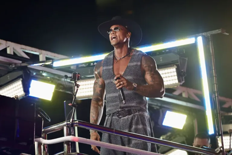 Léo Santana comanda Pipoco e arrasta multidão no pré-Carnaval de Salvador