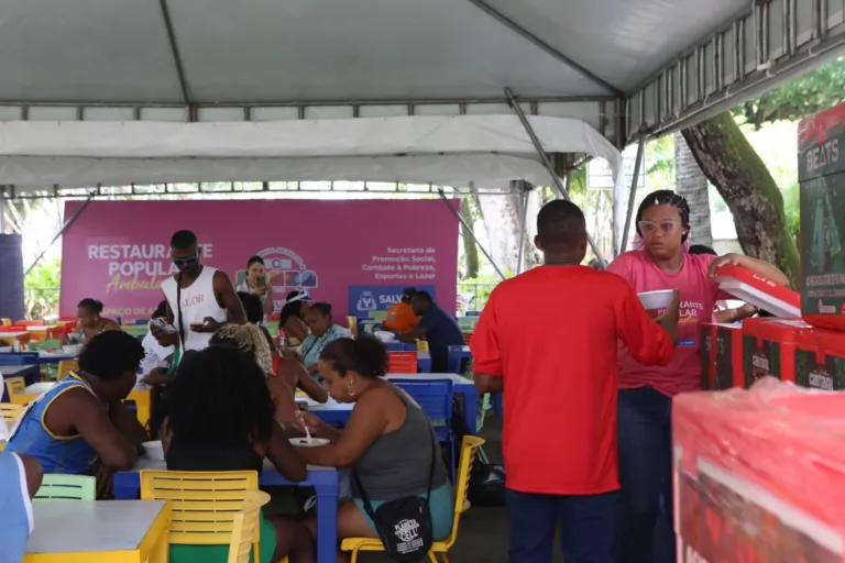 Com 7 mil refeições servidas por dia, Restaurantes Populares do Carnaval promovem mais dignidade a ambulantes