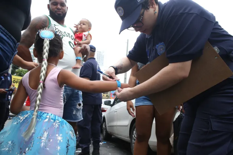 Guarda Municipal estima distribuir até 15 mil pulseiras de identificação para crianças