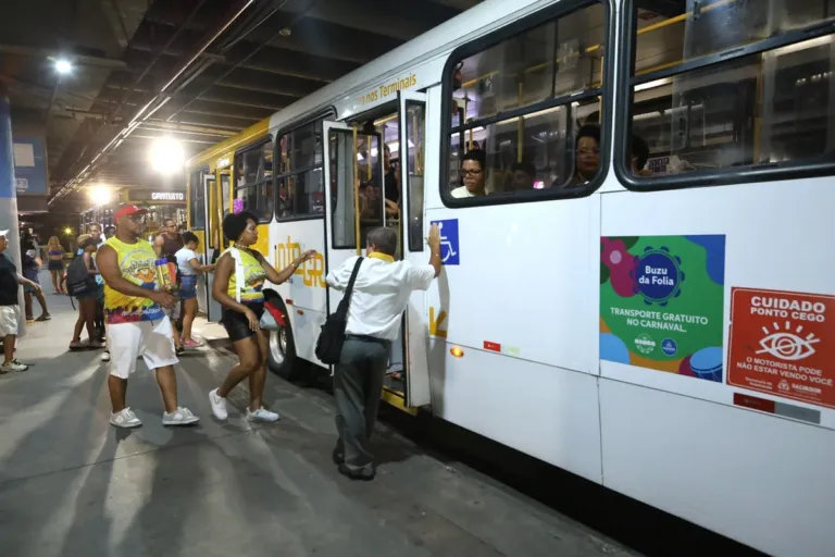 Transporte gratuito do Carnaval, Buzu da Folia registra alta procura e aprovação de usuários