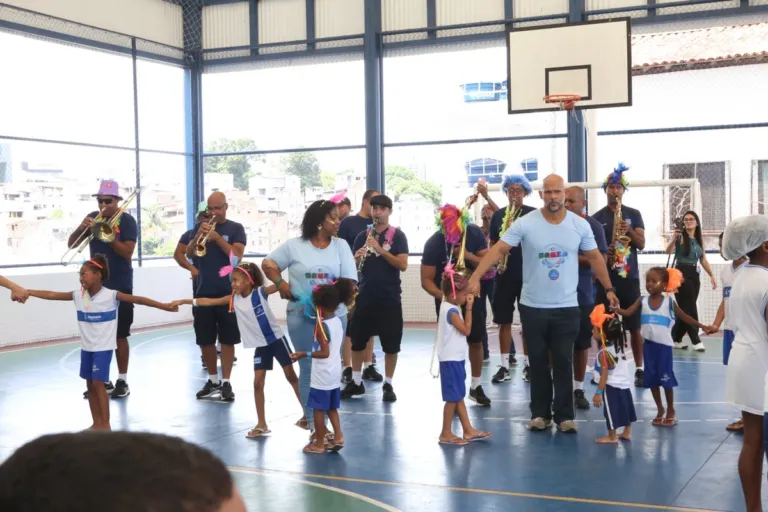 Filhos de ambulantes celebram Carnaval com bailinho no Salvador Acolhe