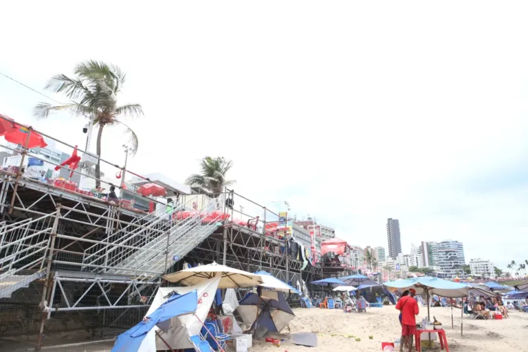 “Trabalhar ficou mais seguro”, dizem ambulantes sobre plataforma instalada na Barra para o Carnaval