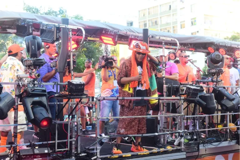 Com apoio da Prefeitura, Psirico abre passagem no Campo Grande com sucessos do pagodão raiz