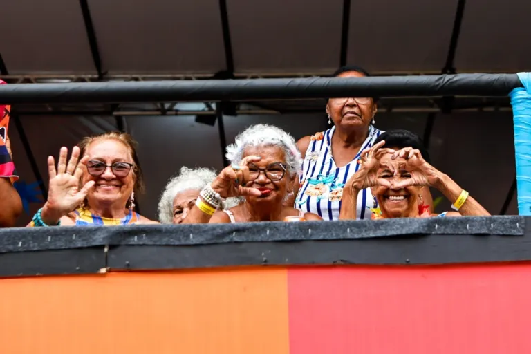Idosos curtem quinto dia de Carnaval com conforto e segurança nos Camarotes Acessíveis