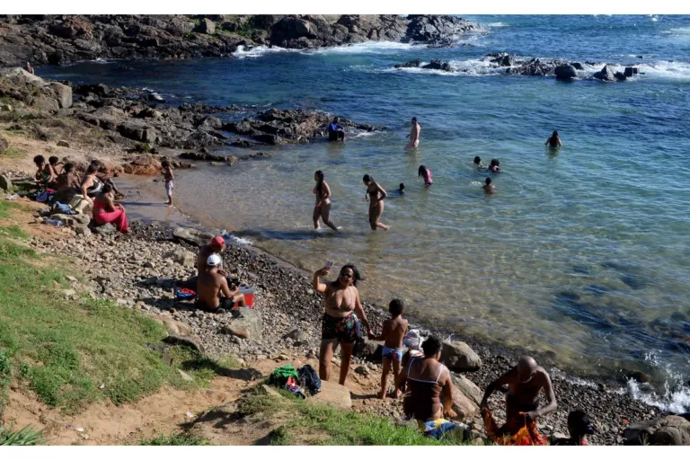 Turistas aproveitam as praias de Salvador após o Carnaval
