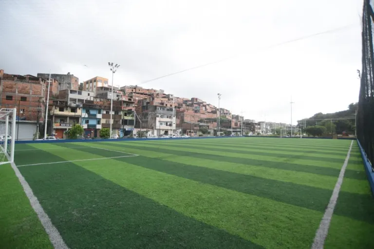Prefeitura de Salvador entrega na Avenida Gal Costa o 95º campo de grama sintética da cidade
