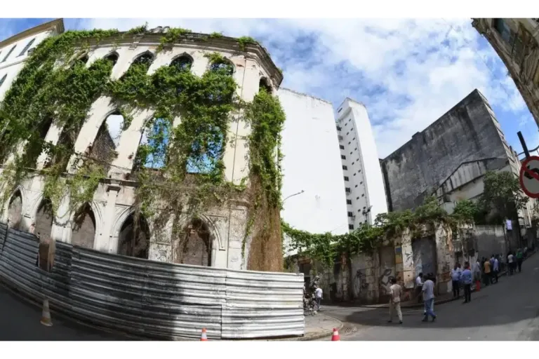 Prefeitura publica decreto que autoriza posse de 36 imóveis abandonados no Comércio para fortalecer segurança e promover revitalização