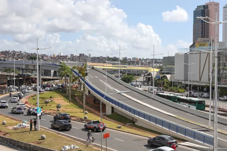 Viaduto na Av. ACM completa um mês e proporciona aumento de 90% na velocidade de vias, economia de combustível e maior fluidez