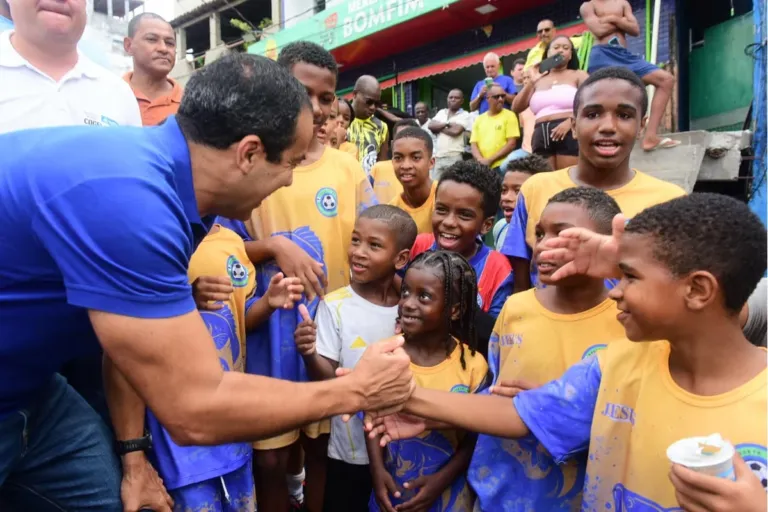 Prefeitura entrega nova arena com grama sintética na Federação