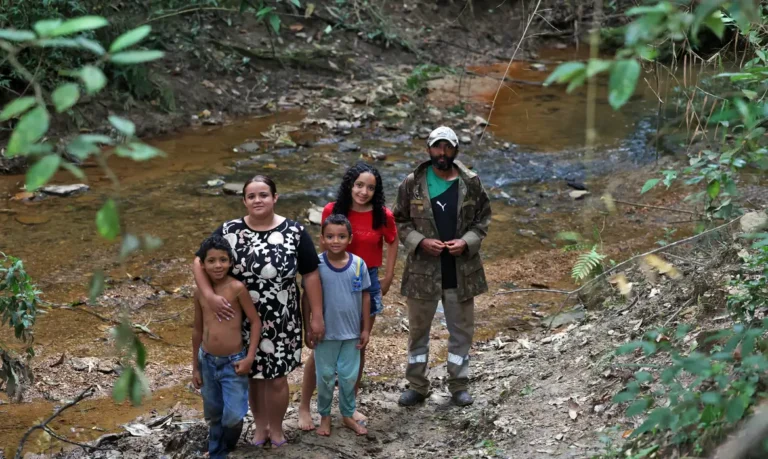 Crianças de comunidade quilombola andam na escuridão para ir à escola