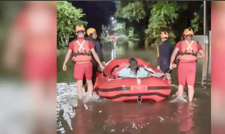 Chuva provoca desalojamentos e inundações em Peruíbe, litoral de SP