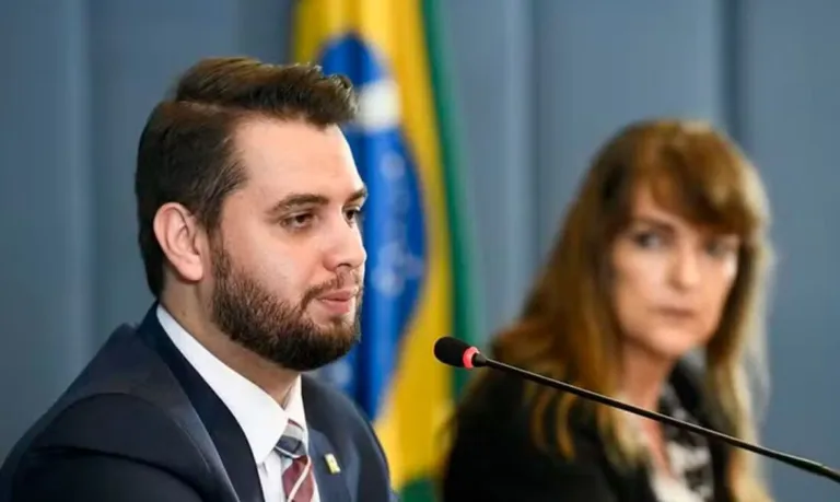 Moraes manda Filipe Martins voltar para presídio no Paraná