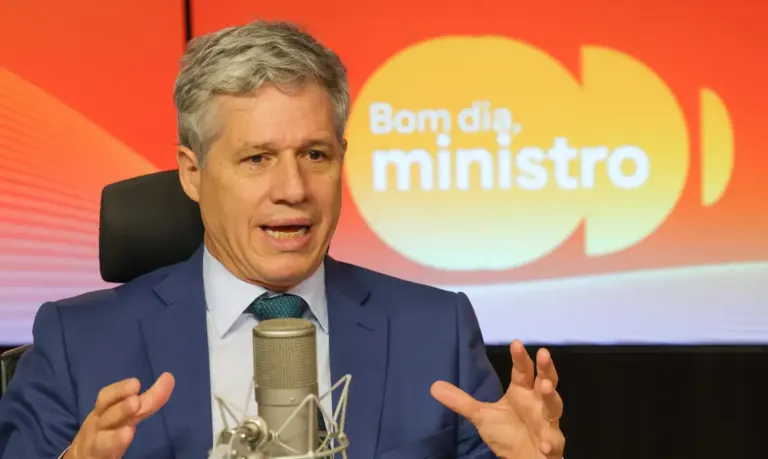 Ministro Paulo Teixeira diz estar preocupado com a inflação alimentos devido à guerra
