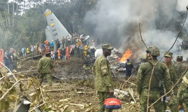 Uma pessoa morre em queda de avião na Colômbia; 77 estão internadas