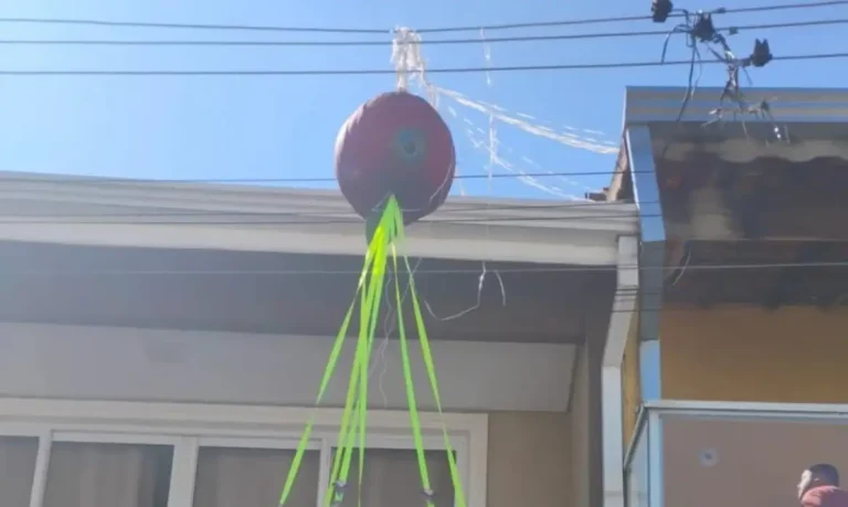 Defesa Civil paulista remove balão que caiu em casa em Carapicuíba