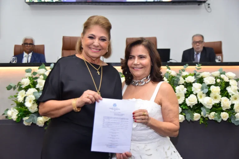 Professora homenageada com cidadania feirense destaca os laços afetivos com a cidade