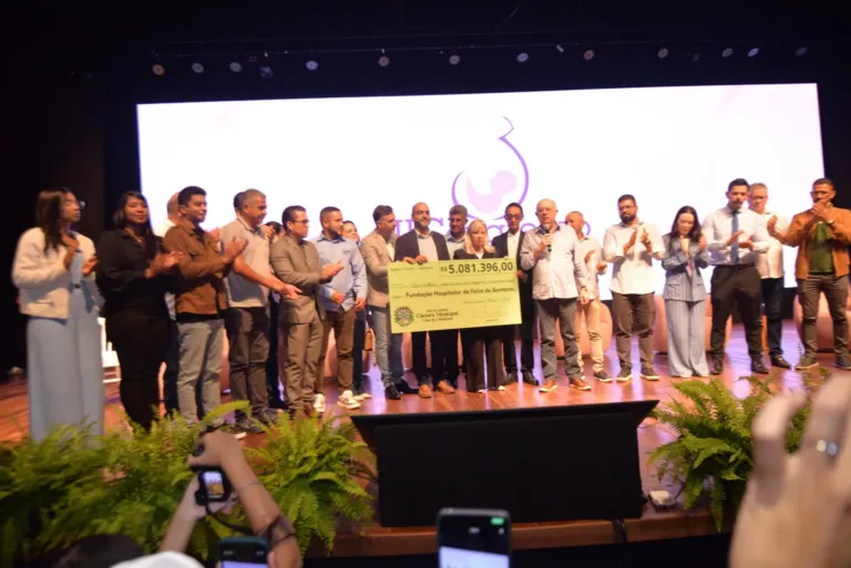 Entregue à Fundação Hospitalar, cheque simboliza repasse de mais de R$ 5 milhões para a entidade