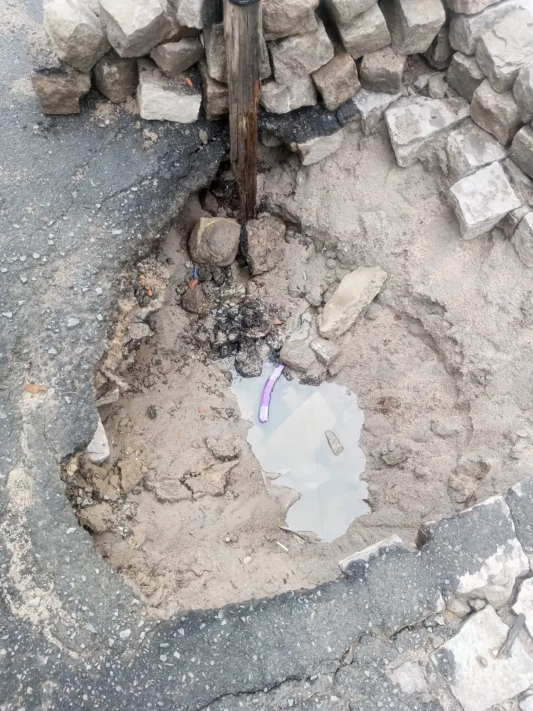 Embasa é cobrada a concluir reparo em rede de esgotamento sanitário no Tomba