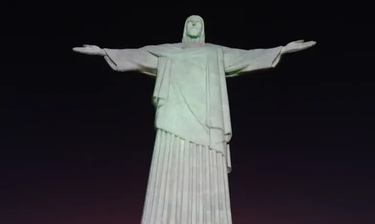 Cristo Redentor é iluminado com mensagens de campanha contra violência