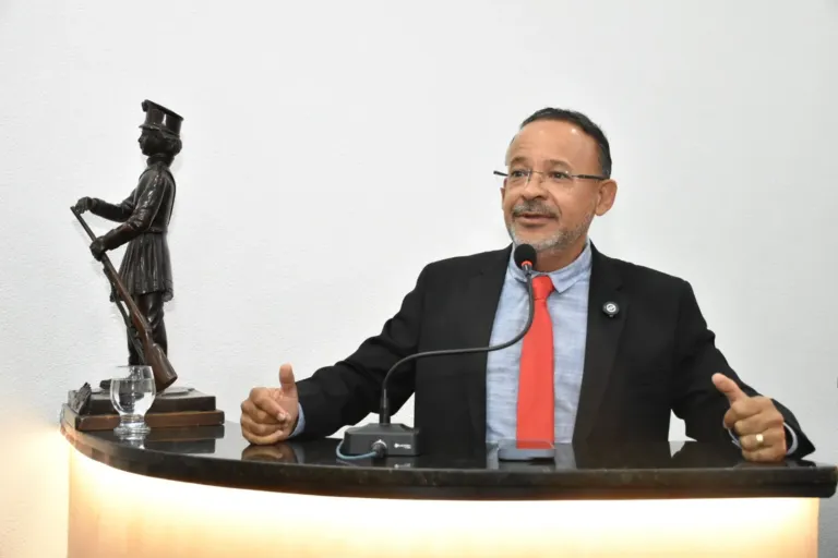 Retornos nos dois sentidos da avenida Maria Quitéria podem ser reabertos