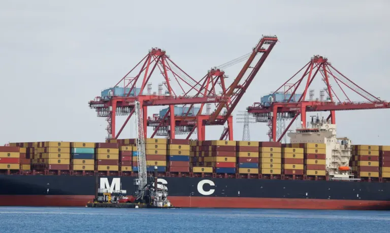 Trump avalia afrouxar regras para conter alta do preço do combustível