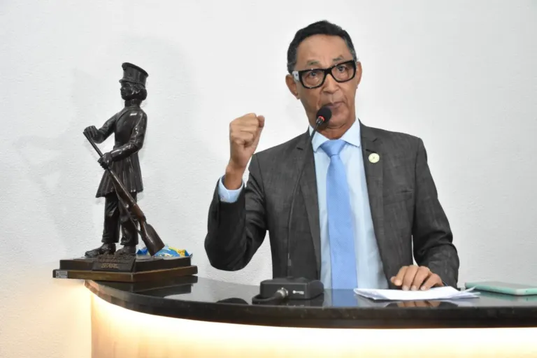 Pavimentação asfáltica e rede de esgoto em rua do bairro Tomba