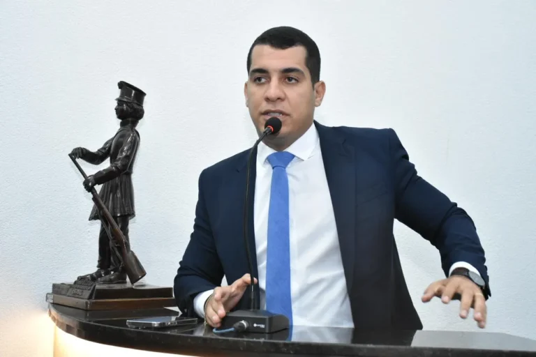 Instalação de contêiner para evitar acúmulo de lixo em colégio abandonado na Mangabeira