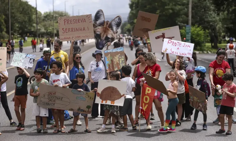 Protesto pede retirada de área ambiental do projeto de socorro ao BRB