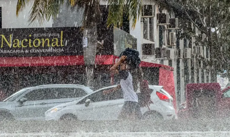 DF e 10 estados têm alerta laranja de chuva neste sábado