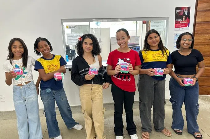 Prefeitura distribui absorventes para estudantes da Escola Municipal Antônia Cavalcanti