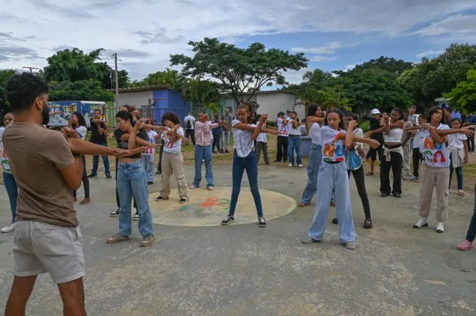 Adolescentes usam arte como ferramenta de conscientização climática em Vitória da Conquista