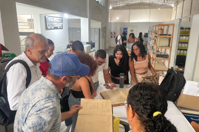 Alunos do curso de História da Uesb realizam visita técnica no Arquivo Público Municipal