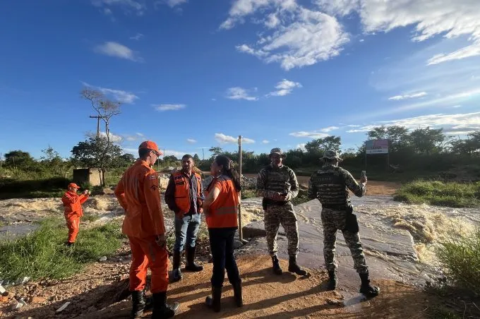 Chuva forte não prevista pelo Inmet atingiu Vitória da Conquista na tarde de hoje. Equipes da Prefeitura estão em campo