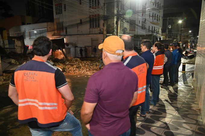 Com risco iminente de desabamento, equipes da Prefeitura realizam demolição de imóvel na Rua Lisboa