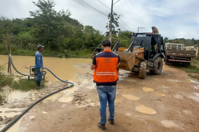 Equipes da Prefeitura drenam 60 mil litros de água em um único dia no Vila Elisa