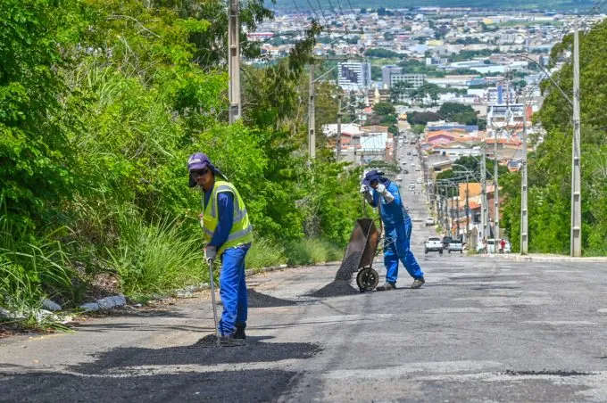 Operação Tapa-Buraco é reforçada para atender diferentes bairros e vias da cidade ao longo desta semana