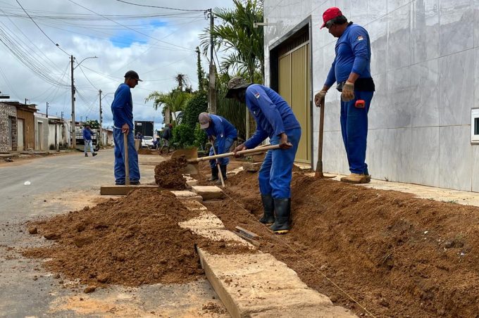 Rua Venceslau Ribeiro Novais: Prefeitura assenta meios-fios e constrói sarjetas