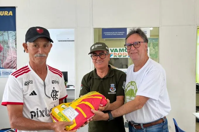 Secretaria Municipal de Desenvolvimento Rural segue com a entrega de sementes de milho a pequenos agricultores