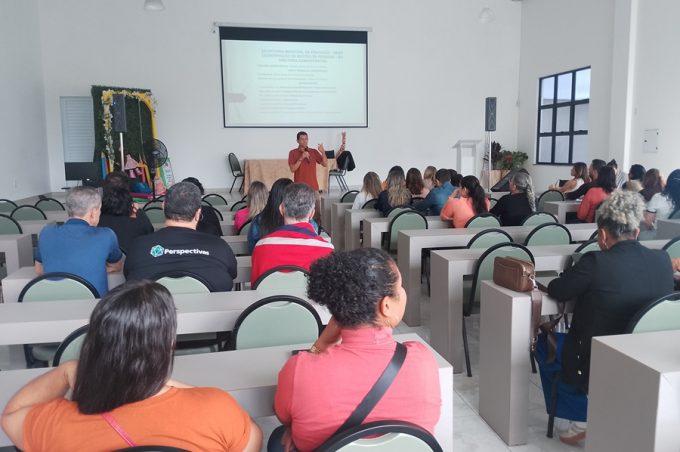 Secretaria Municipal de Educação realiza capacitação com servidores sobre Comunicação Não Violenta