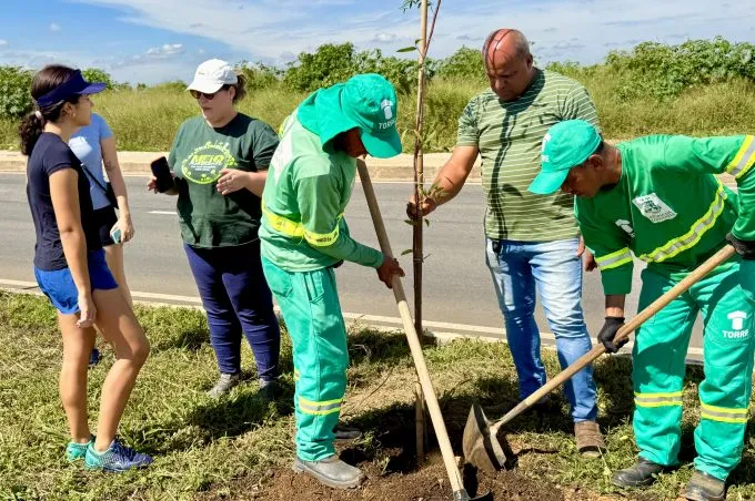Secretaria Municipal de Meio Ambiente realiza plantio de árvores em comemoração ao Dia Internacional das Florestas
